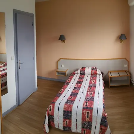 Le Sully Sur Yon 2* לה-רוש-סור-יון