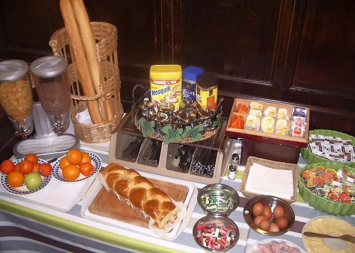 Le Sully Sur Yon מלון