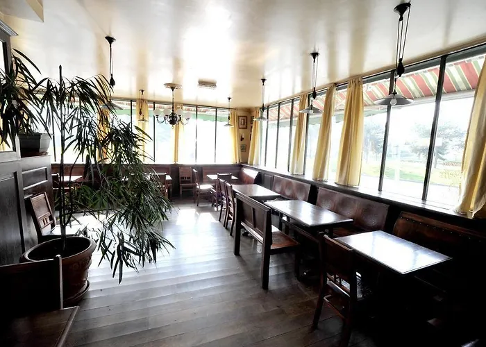 Le Sully Sur Yon מלון