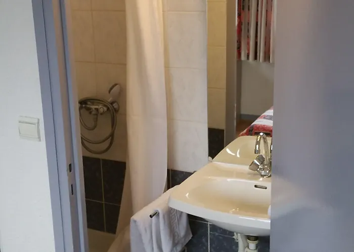 Le Sully Sur Yon 2* לה-רוש-סור-יון