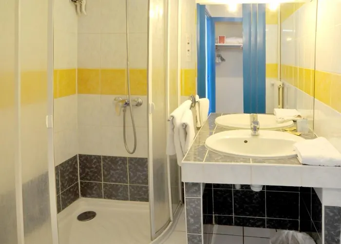 Le Sully Sur Yon מלון